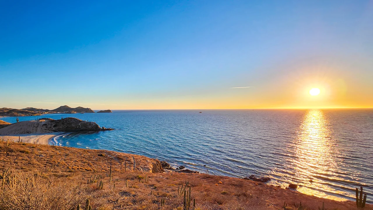 Vista del mar desde orilla rocosa